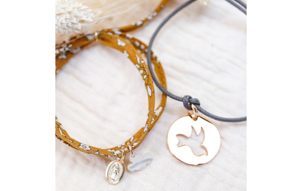 Cadeaux de baptême et communion : choisir un bijou religieux